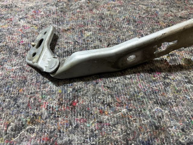 bontott AUDI A6 C6 Motorháztető Bal Zsanér