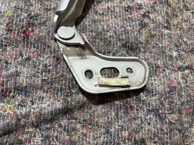 bontott AUDI A6 C6 Motorháztető Bal Zsanér