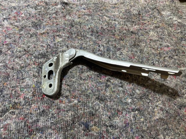 bontott AUDI A6 C6 Motorháztető Jobb Zsanér