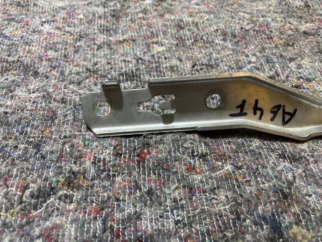 bontott AUDI A6 C6 Motorháztető Jobb Zsanér