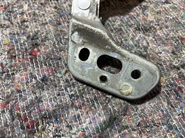 bontott AUDI A6 C6 Motorháztető Jobb Zsanér