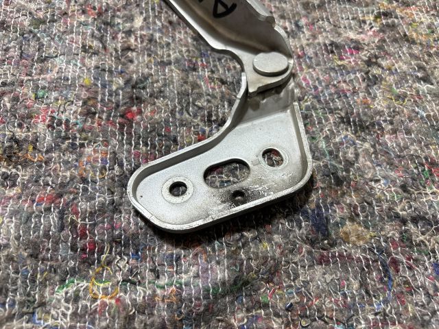 bontott AUDI A6 C6 Motorháztető Jobb Zsanér