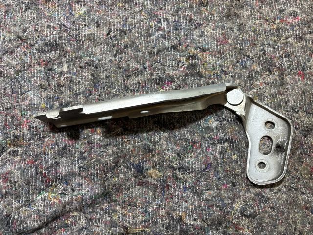 bontott AUDI A6 C6 Motorháztető Jobb Zsanér