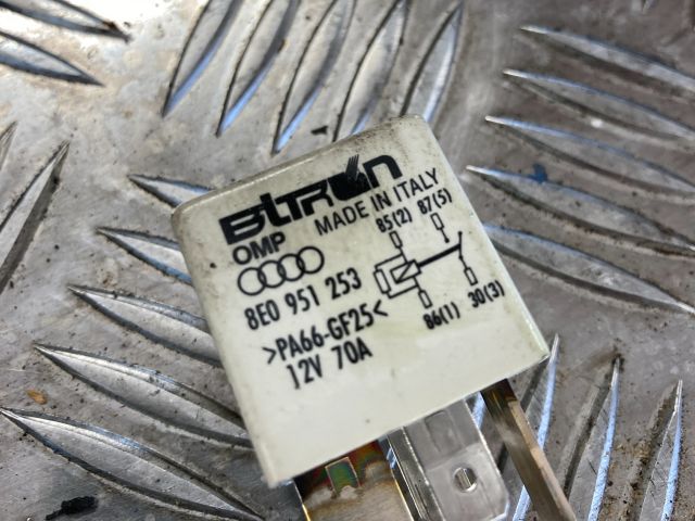 bontott AUDI A6 C6 Relé