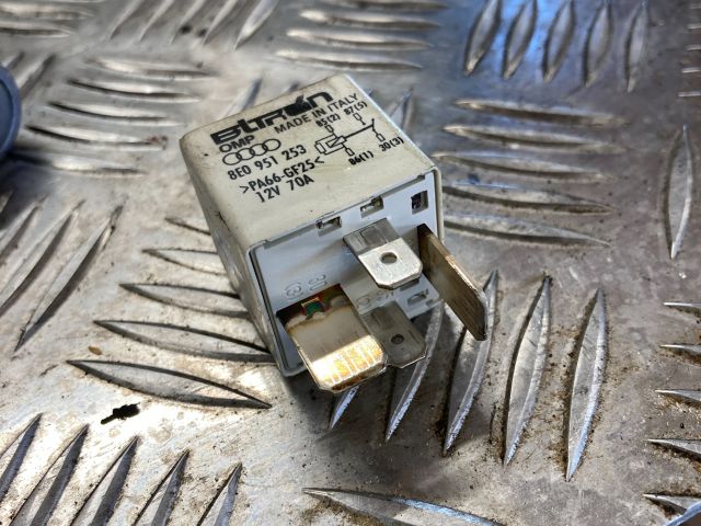 bontott AUDI A6 C6 Relé
