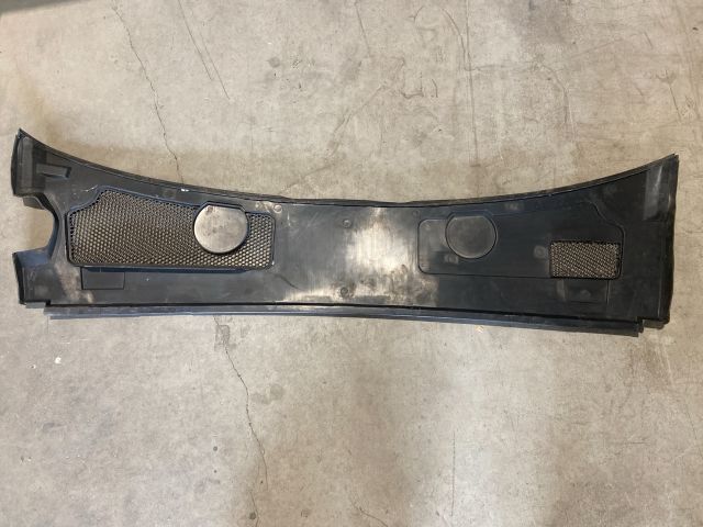 bontott AUDI A6 C6 Szélvédő Alatti Műanyag Elem