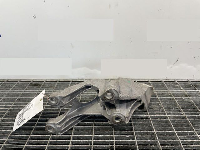 bontott AUDI A6 C7 Motor Tartó Bak Bal