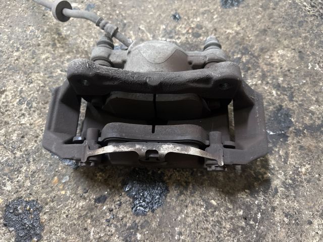 bontott AUDI A6 C7 Jobb első Féknyereg Munkahengerrel