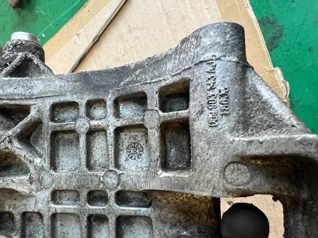 bontott AUDI A6 C7 Generátor Tartó Bak