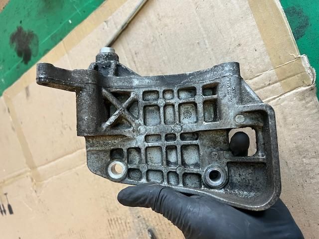 bontott AUDI A6 C7 Generátor Tartó Bak