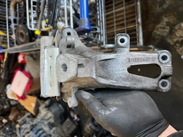 bontott AUDI A6 C7 Motor Tartó Bak Jobb