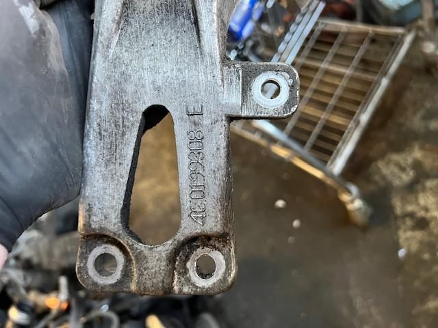 bontott AUDI A6 C7 Motor Tartó Bak Jobb