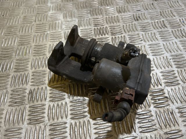 bontott AUDI A6 C7 Jobb hátsó Féknyereg Munkahengerrel