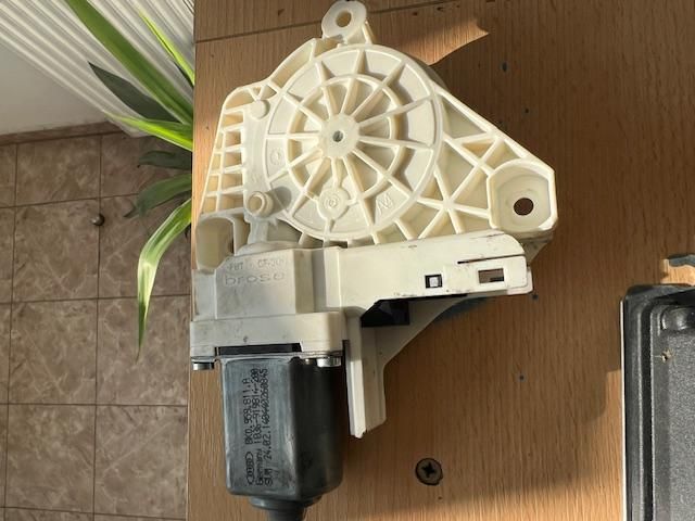 bontott AUDI A6 C7 Bal hátsó Ablakemelő Motor