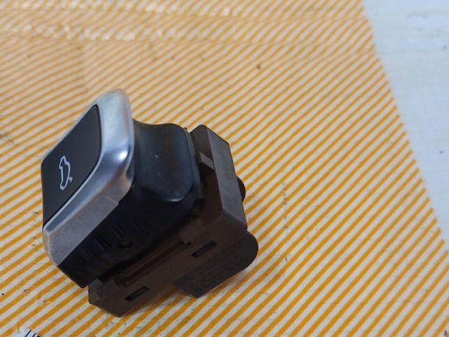 bontott AUDI A6 C7 Csomagtér Nyitó Kar / Gomb