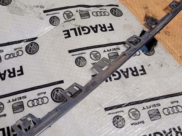 bontott AUDI A6 C7 Első Lökhárító Alsó Középső Díszrács