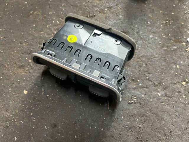 bontott AUDI A6 C7 Hátsó középső Szellőző