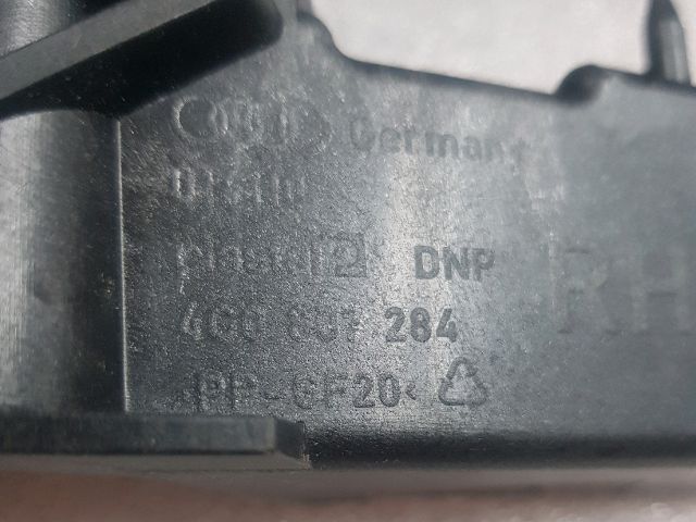 bontott AUDI A6 C7 Jobb első Lökhárító Tartó (Műanyag)