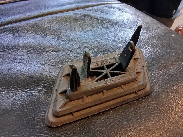 bontott AUDI A6 C7 Jobb Fényszórómosó Fedél