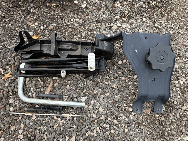 bontott AUDI A6 C7 Szerszámkészlet