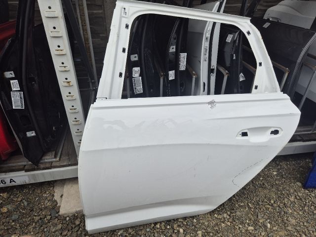 bontott AUDI A6 C8 Bal hátsó Ajtó (Üres lemez)