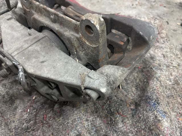 bontott AUDI A8 Bal első Féknyereg Munkahengerrel