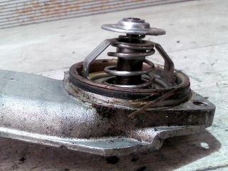 bontott AUDI A8 Termosztátház