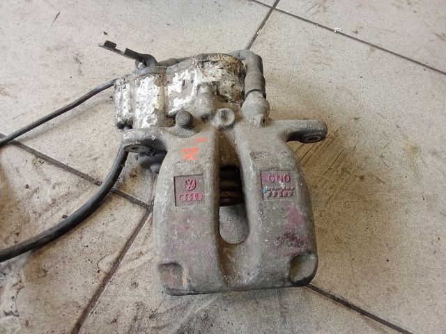 bontott AUDI A8 Jobb hátsó Féknyereg Munkahengerrel