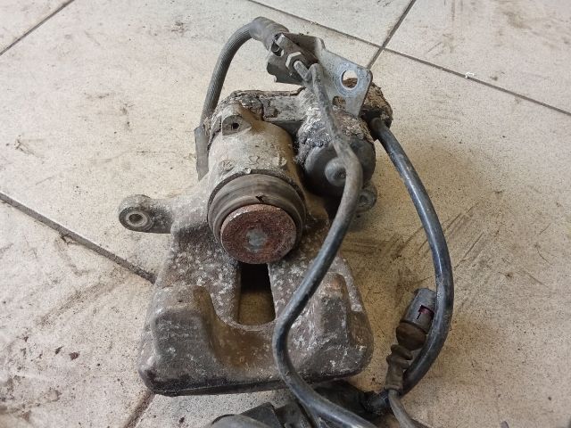 bontott AUDI A8 Jobb hátsó Féknyereg Munkahengerrel