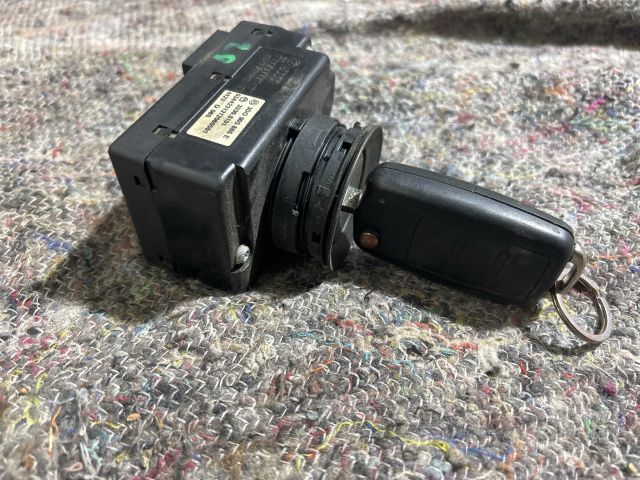 bontott AUDI A8 Gyújtáskapcsoló Házzal