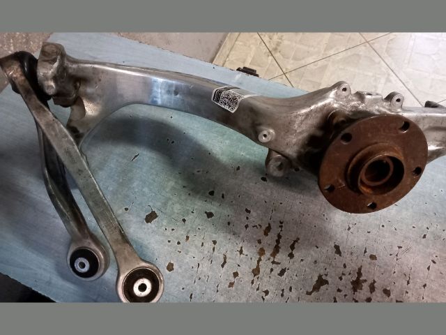 bontott AUDI A8 Jobb első Csonkállvány Kerékaggyal