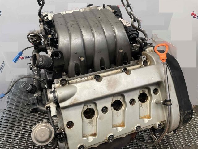bontott AUDI A8 Motor (Fűzött blokk hengerfejjel)