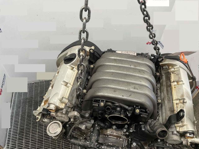 bontott AUDI A8 Motor (Fűzött blokk hengerfejjel)