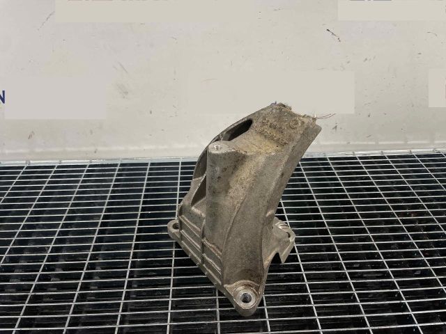 bontott AUDI A8 Motor Tartó Bak Jobb