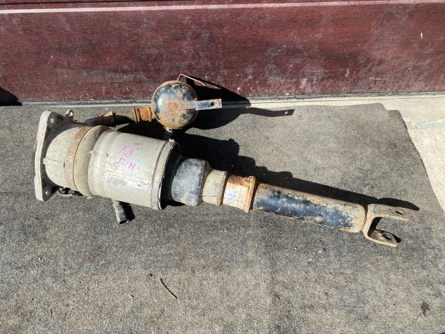 bontott AUDI A8 Bal hátsó Rugó