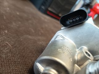 bontott AUDI A8 Fojtószelep (Elektromos)