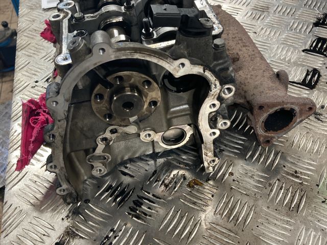 bontott AUDI A8 Jobb Hengerfej (V-Motor/Boxer)