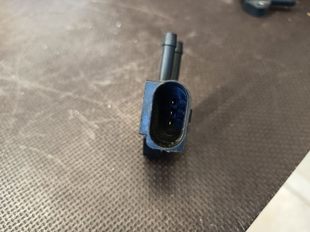 bontott AUDI A8 Kipufogó Nyomásérzékelő