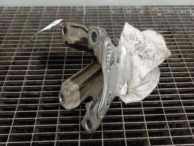 bontott AUDI A8 Motor Tartó Bak Bal