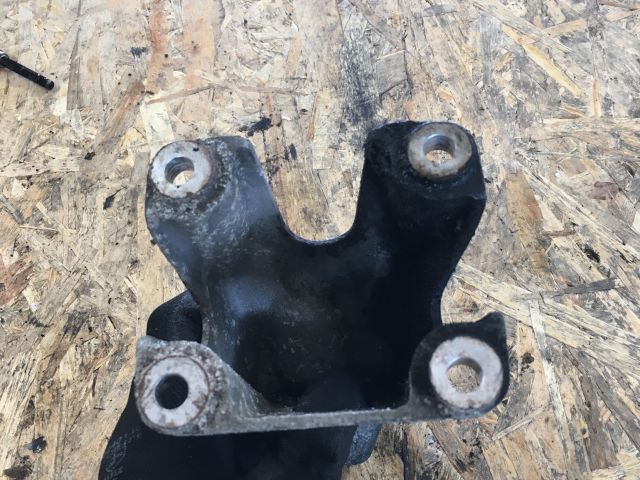 bontott AUDI A8 Motor Tartó Bak Jobb