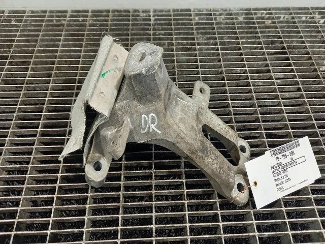 bontott AUDI A8 Motor Tartó Bak Jobb