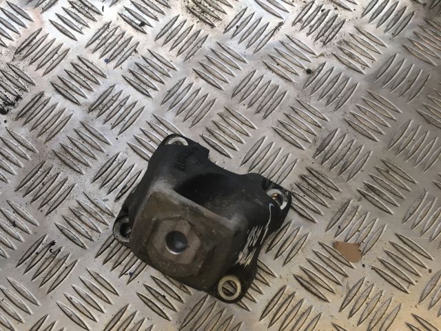 bontott AUDI A8 Motor Tartó Bak Jobb