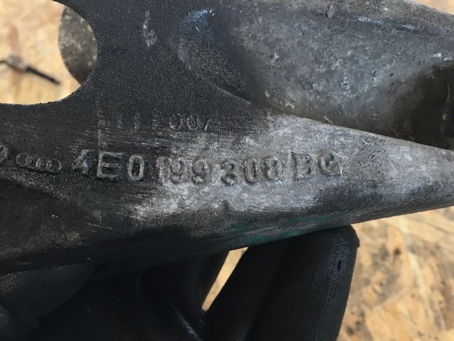 bontott AUDI A8 Motor Tartó Bak Jobb