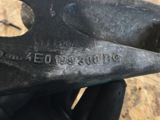 bontott AUDI A8 Motor Tartó Bak Jobb