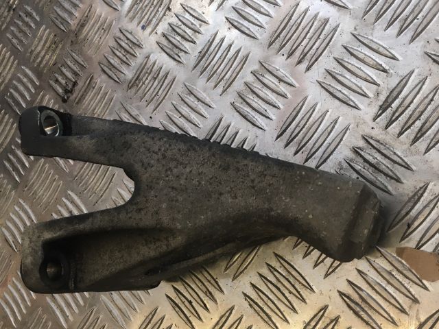 bontott AUDI A8 Motor Tartó Bak Jobb