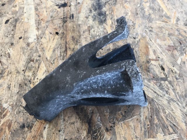 bontott AUDI A8 Motor Tartó Bak Jobb