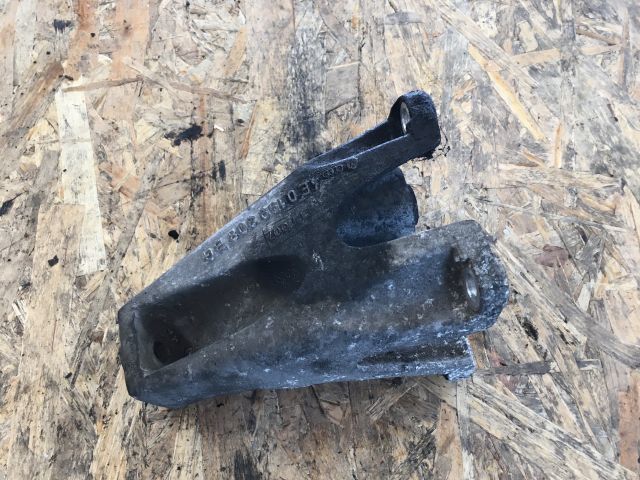 bontott AUDI A8 Motor Tartó Bak Jobb