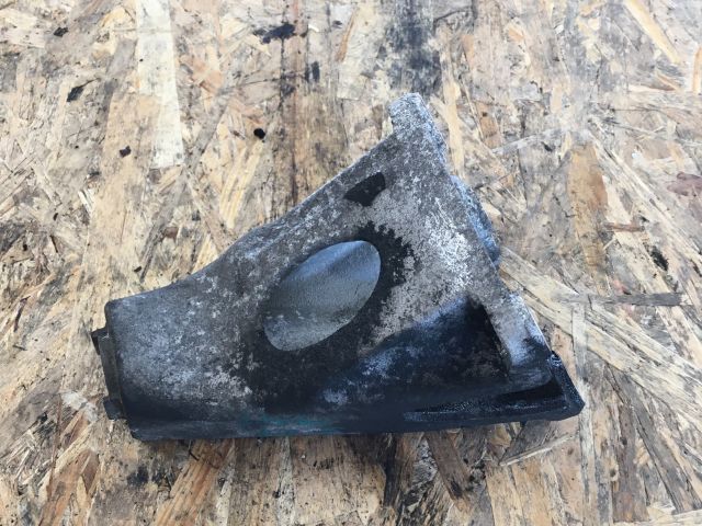 bontott AUDI A8 Motor Tartó Bak Jobb