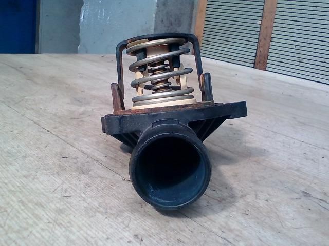 bontott AUDI A8 Termosztátház