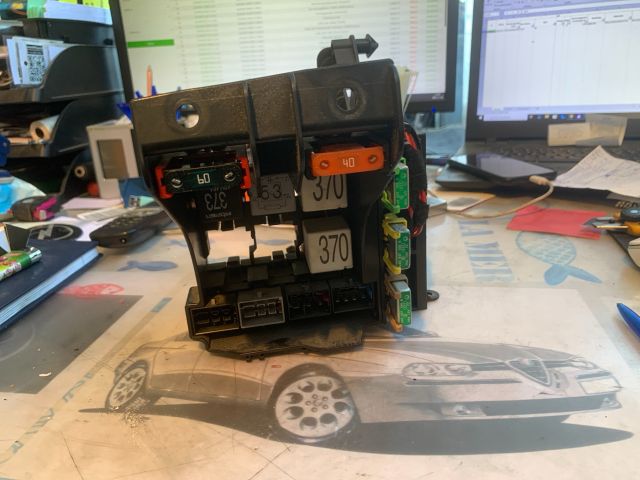 bontott AUDI A8 Biztosítéktábla Motortér